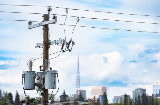 التحليل الفني الكامل لموانع الصواعق في خط التوزيع: من المواد الإنشائية إلى منع الأخطاء