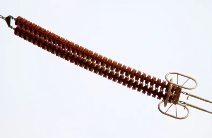 العوازل في خطوط النقل: الوظائف الأساسية ومبادئ التشغيل والأنواع الشائعة