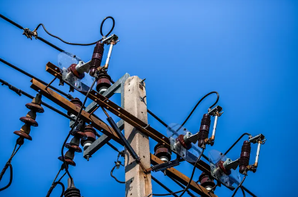 الدليل الكامل لعوازل خطوط النقل: من الهيكل والمواد إلى منع الفشل