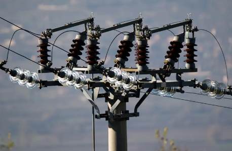 السلامة المرئية: الدور الحاسم لمفاتيح فصل الجهد العالي في البيئات القاسية