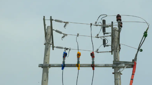 المشكلات الشائعة المتعلقة بعوازل الطاقة: وميض التلوث وتحديد العمر وإرشادات الصيانة